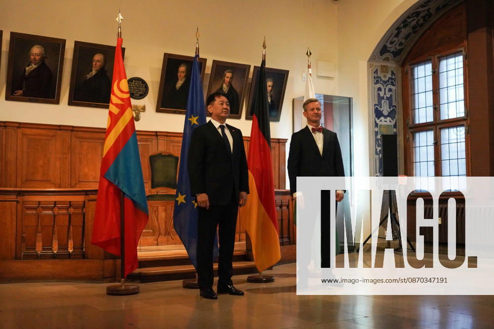 Leipzig - Mongolischer Staatspräsident in Sachsen Staatsbesuch mit Empfang am Alten Rathaus und Besuch der Universität Der mongolische Staatspräsident Ukhnaa Khurelsukh besucht am Donnerstag im Rahmen seines Staatsbesuchs in Deutschland die sächsische Stadt Leipzig. Gegen 10 Uhr wurde das Staatsoberhaupt am Alten Rathaus vom Chef der Sächsischen Staatskanzlei, Dr. Andreas Handschuh, sowie Leipzigs Erstem Bürgermeister Torsten Bonew empfangen. Für die Ankunft war bei entsprechender Witterung eine Kradeskorte vorgesehen. Im Anschluss stehen Eintragungen in das Gästebuch des Freistaates Sachsen und das Goldene Buch der Stadt Leipzig sowie der Austausch von Kooperationsverträgen zwischen sächsischen und mongolischen Hochschulen au