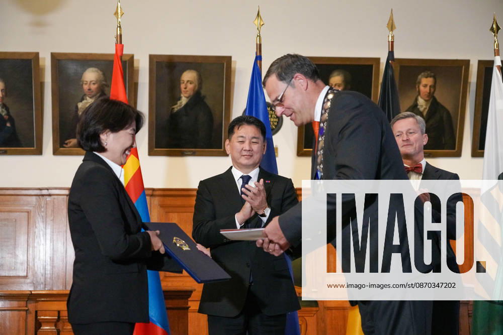 Leipzig - Mongolischer Staatspräsident in Sachsen Staatsbesuch mit Empfang am Alten Rathaus und Besuch der Universität Der mongolische Staatspräsident Ukhnaa Khurelsukh besucht am Donnerstag im Rahmen seines Staatsbesuchs in Deutschland die sächsische Stadt Leipzig. Gegen 10 Uhr wurde das Staatsoberhaupt am Alten Rathaus vom Chef der Sächsischen Staatskanzlei, Dr. Andreas Handschuh, sowie Leipzigs Erstem Bürgermeister Torsten Bonew empfangen. Für die Ankunft war bei entsprechender Witterung eine Kradeskorte vorgesehen. Im Anschluss stehen Eintragungen in das Gästebuch des Freistaates Sachsen und das Goldene Buch der Stadt Leipzig sowie der Austausch von Kooperationsverträgen zwischen sächsischen und mongolischen Hochschulen au