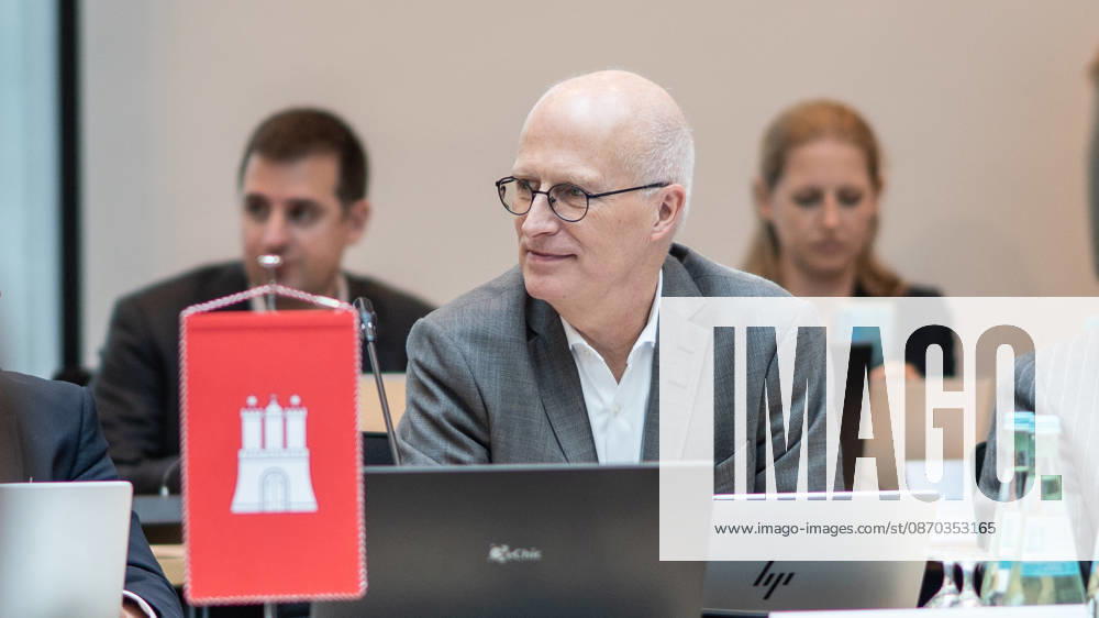 Kickoff: Start of the MPK. Peter Tschentscher, Mayor of Hamburg; in the background, Christopher Harms, press secretary for the Hamburg Senate. Conference of State Leaders (MPK) in Berlin, Berlin, Germany. Bundesrat Building