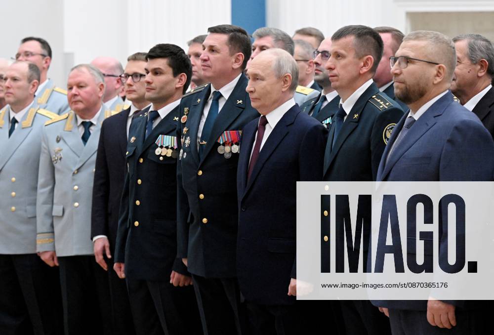 Russia Putin Federal Customs Service 9270455 22.10.2026 Russian President Vladimir Putin and Federal Customs Service head Valery Pikalev, right, attend a ceremony to present the agency with its banner at the Kremlin in Moscow, Russia. Pelagiya Tikhonova Sputnik Moscow Russia