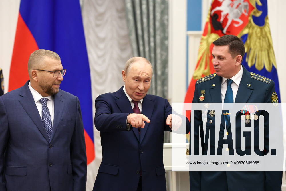 RUSSIA, MOSCOW - OCTOBER 22, 2026: Russia s President Vladimir Putin (C) and the Federal Customs Service of Russia to the agency s head Valery Pikalev (L) are seen during a ceremony at the Kremlin in which Pikalev was presented the agency s banner. Approved by a presidential decree in 2019, the banner has not yet been presented to the agency s top official. Pelageya Tikhonova POOL TASS 99764178