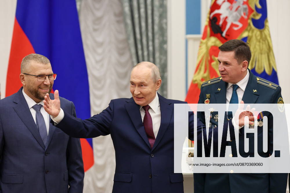 RUSSIA, MOSCOW - OCTOBER 22, 2026: Russia s President Vladimir Putin (C) and the Federal Customs Service of Russia to the agency s head Valery Pikalev (L) are seen during a ceremony at the Kremlin in which Pikalev was presented the agency s banner. Approved by a presidential decree in 2019, the banner has not yet been presented to the agency s top official. Pelageya Tikhonova POOL TASS 99764182