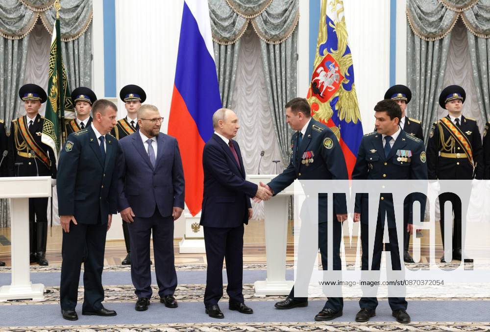 Russia Putin Federal Customs Service 9270510 22.10.2026 Russian President Vladimir Putin and Federal Customs Service head Valery Pikalev, 2nd left, attend a ceremony to present the agency with its banner at the Kremlin in Moscow, Russia. Gavriil Grigorov Sputnik Moscow Russia