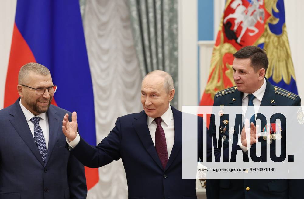 Russia Putin Federal Customs Service 9270529 22.10.2026 Russian President Vladimir Putin and Federal Customs Service head Valery Pikalev, left, attend a ceremony to present the agency with its banner at the Kremlin in Moscow, Russia. Mikhail Sinitsyn Sputnik Moscow Russia