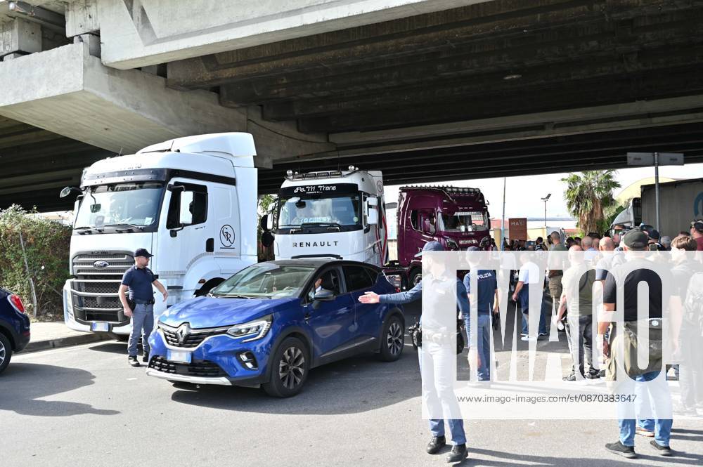 IPP Photo by Felice De Martino, Naples, October 22, 2026: Truck drivers block roads and stage a protest, causing traffic disruptions. The protest originated from truck drivers’ grievances over the cost of gasoline and diesel. Italy Photo Press World Copyright