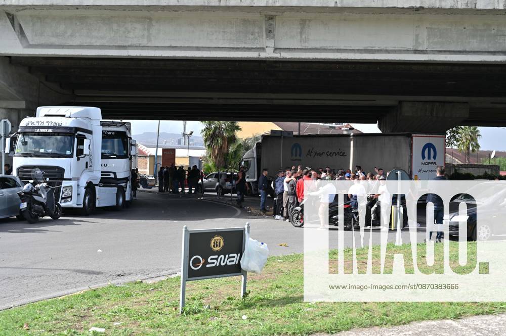 IPA90034508 - Naples. Blockade and protest by truck drivers at the Via Argine roundabout over high fuel prices and the high cost of living