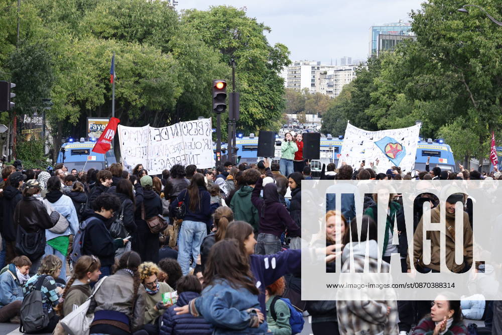 Students gather outside Pitie-Salpetriere hospital in Paris PARIS, FRANCE - OCTOBER 22: Students and protesters gather outside the Pitie-Salpetriere hospital in Paris, France, on October 22, 2026, during a demonstration called by student and high school organisations amid ongoing social and political tensions in France. The demonstration had been banned by the Paris police prefecture. Ibrahim Ezzat Anadolu Paris France. Editorial use only. Please get in touch for any other usage.
