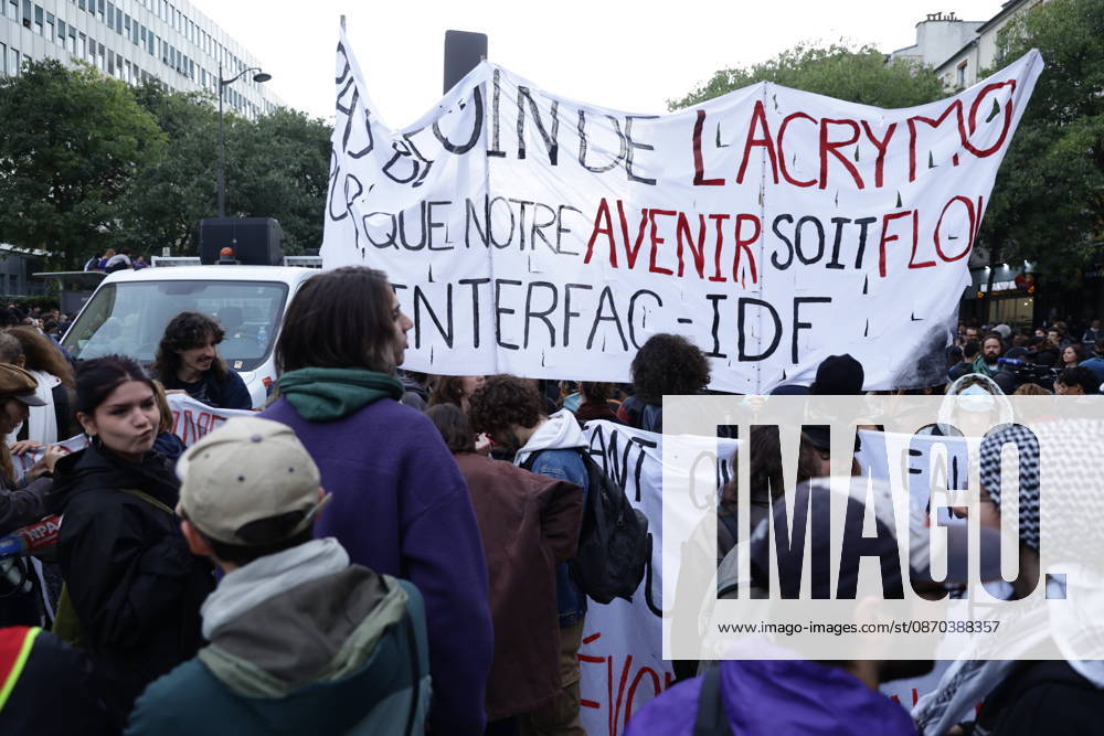 Students gather outside Pitie-Salpetriere hospital in Paris PARIS, FRANCE - OCTOBER 22: Students and protesters gather outside the Pitie-Salpetriere hospital in Paris, France, on October 22, 2026, during a demonstration called by student and high school organisations amid ongoing social and political tensions in France. The demonstration had been banned by the Paris police prefecture. Ibrahim Ezzat Anadolu Paris France. Editorial use only. Please get in touch for any other usage.