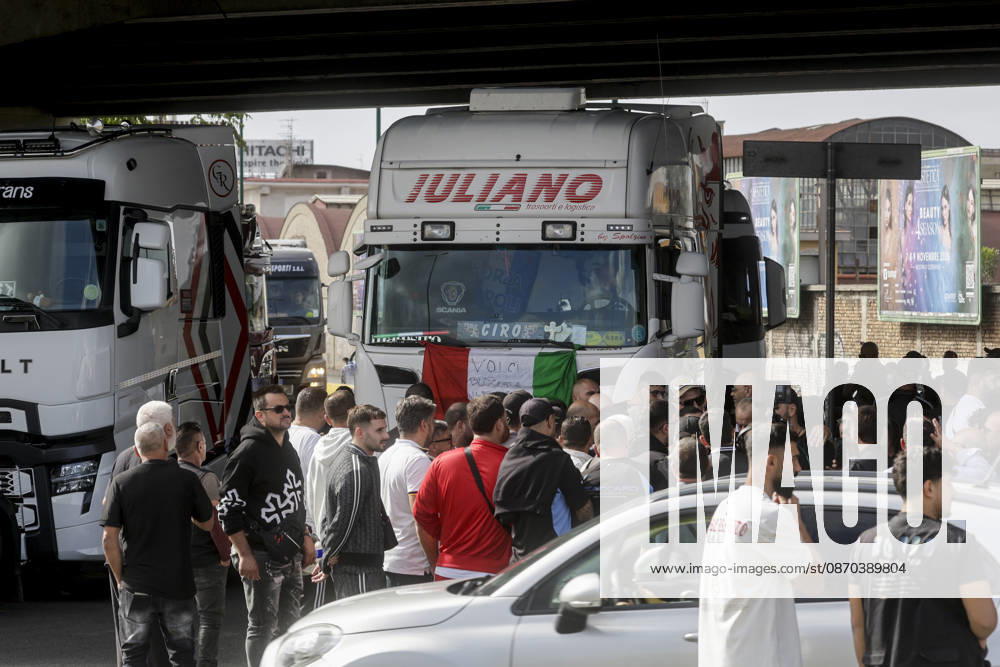 IPA90035570 - The mobilization of transportation sector workers continues: one lane of Via Nuova Marina in Naples, heading toward the Bausan entrance to the port, has been blocked by several dozen protesters in support of truck drivers, who have been protesting for days against rising fuel costs.