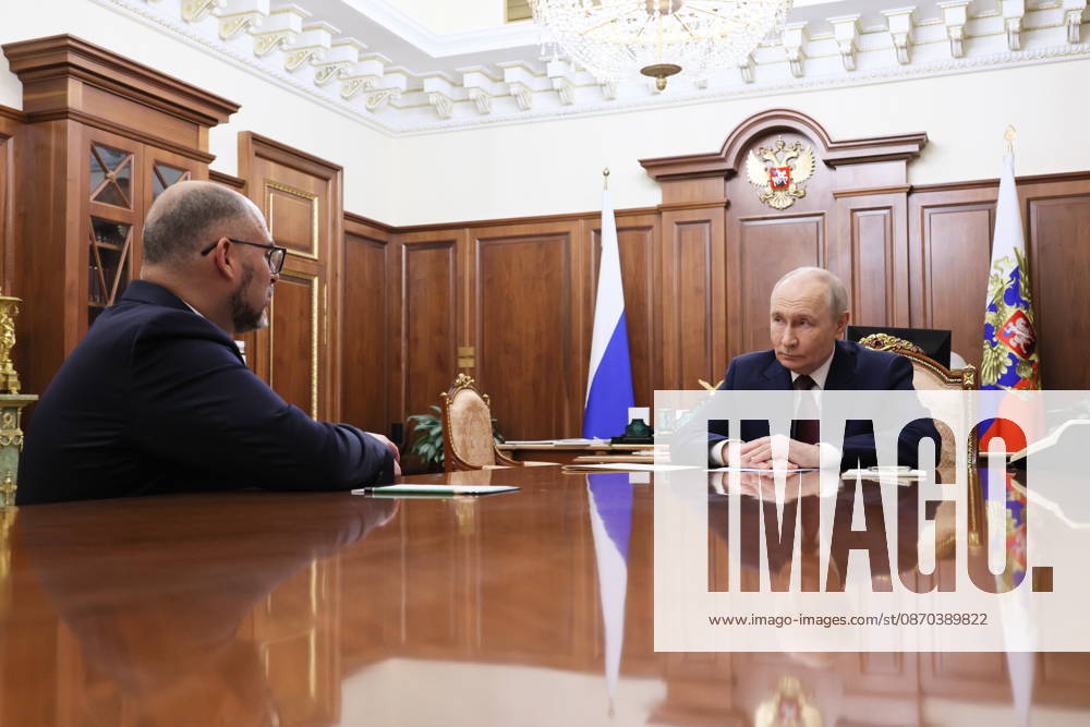 RUSSIA, MOSCOW - OCTOBER 22, 2026: Russia s President Vladimir Putin (R) holds a meeting with Vladivostok Mayor Konstantin Shestakov at the Moscow Kremlin Moscow Russia - ZUMAt113 20261022_zaa_t113_568
