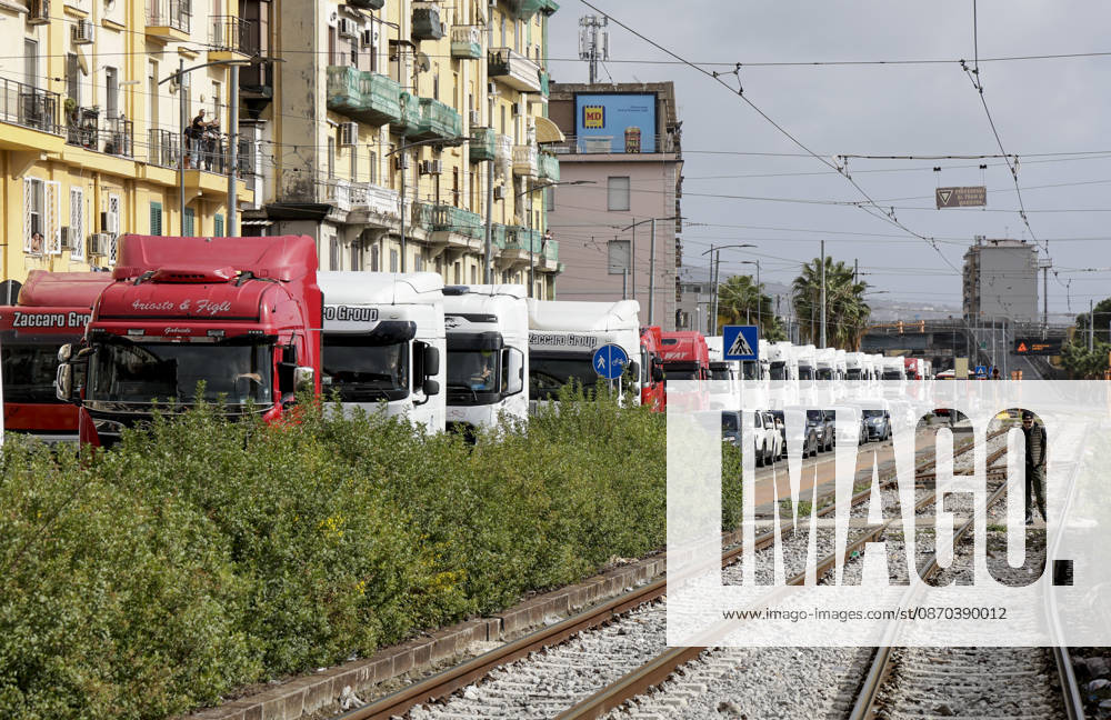 IPA90035586 - The mobilization of transportation sector workers continues: one lane of Via Nuova Marina in Naples, heading toward the Bausan entrance to the port, has been blocked by several dozen protesters in support of truck drivers, who have been protesting for days against rising fuel costs.
