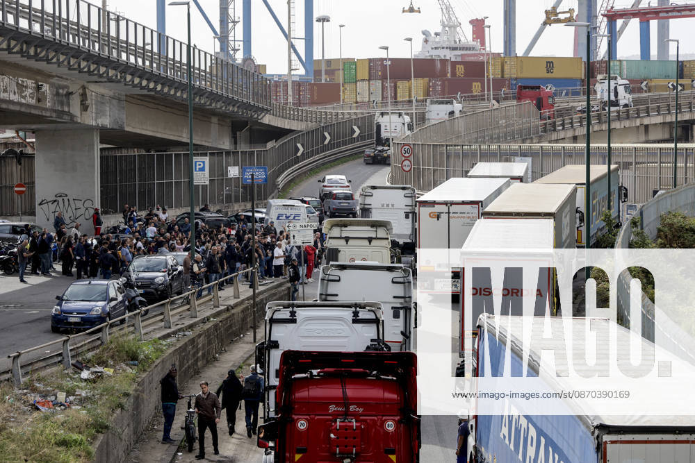 IPA90035604 - The mobilization of transportation sector workers continues: one lane of Via Nuova Marina in Naples, heading toward the Bausan entrance to the port, has been blocked by several dozen protesters in support of truck drivers, who have been protesting for days against rising fuel costs.