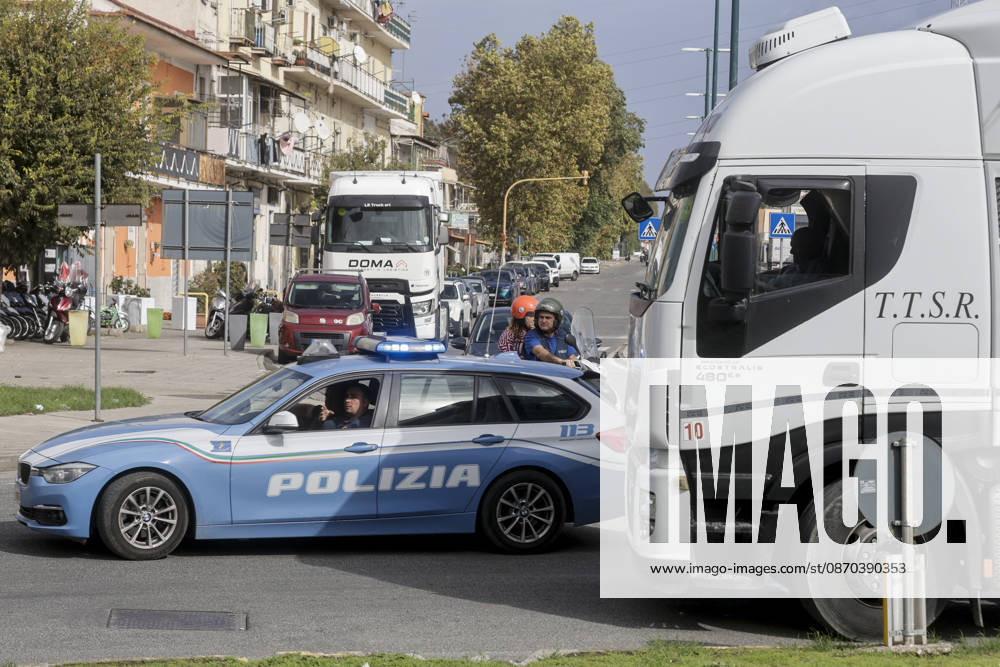 IPA90035569 - The mobilization of transportation sector workers continues: one lane of Via Nuova Marina in Naples, heading toward the Bausan entrance to the port, has been blocked by several dozen protesters in support of truck drivers, who have been protesting for days against rising fuel costs.
