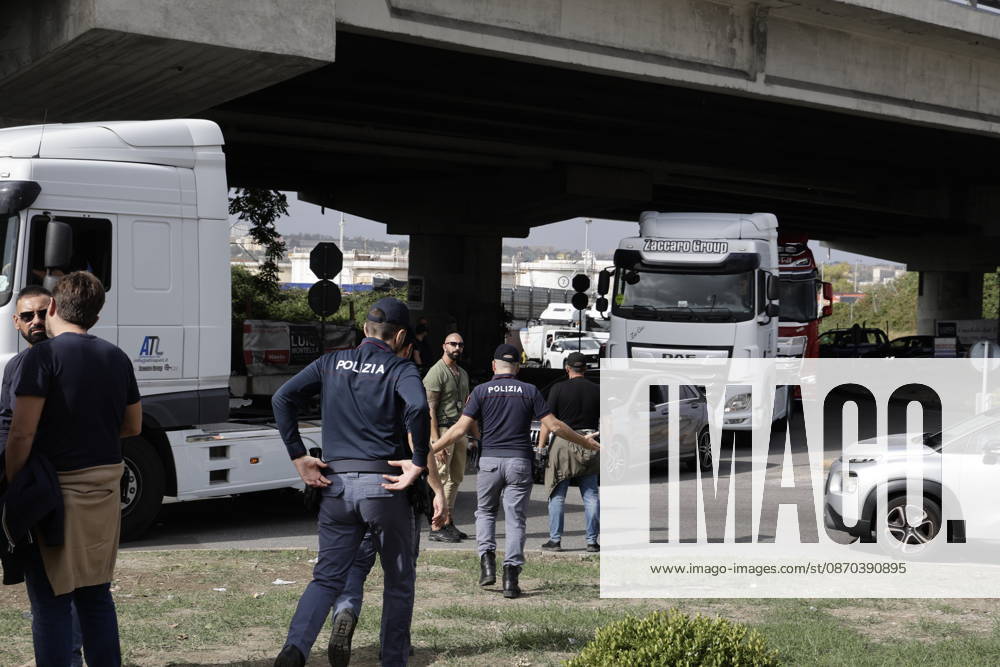 IPA90036603 - Naples, October 22, 2026: Via Marina, Bausan Checkpoint Truck drivers protest high gas prices (NeaPhoto)