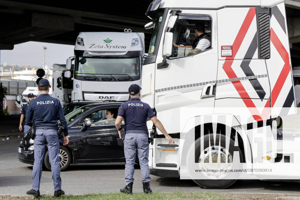 IPA90035579 - The mobilization of transportation sector workers continues: one lane of Via Nuova Marina in Naples, heading toward the Bausan entrance to the port, has been blocked by several dozen protesters in support of truck drivers, who have been protesting for days against rising fuel costs.