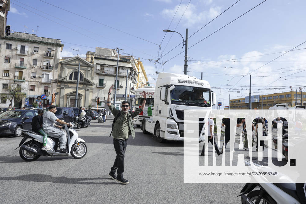 IPA90037611 - HGV drivers are taking part in a slow-moving truck convoy through Naples as protests against rising fuel prices and operating costs continue. The vehicles, which had been stationed for days on Via Argine, moved toward the port before returning to their original position, causing major traffic disruptions. The blockade has also prevented fuel tankers from leaving the depot, contributing to shortages of gasoline and diesel at gas stations. Protesters explained their demands to passersby and expressed disappointment with the government’s recently introduced aid decree.