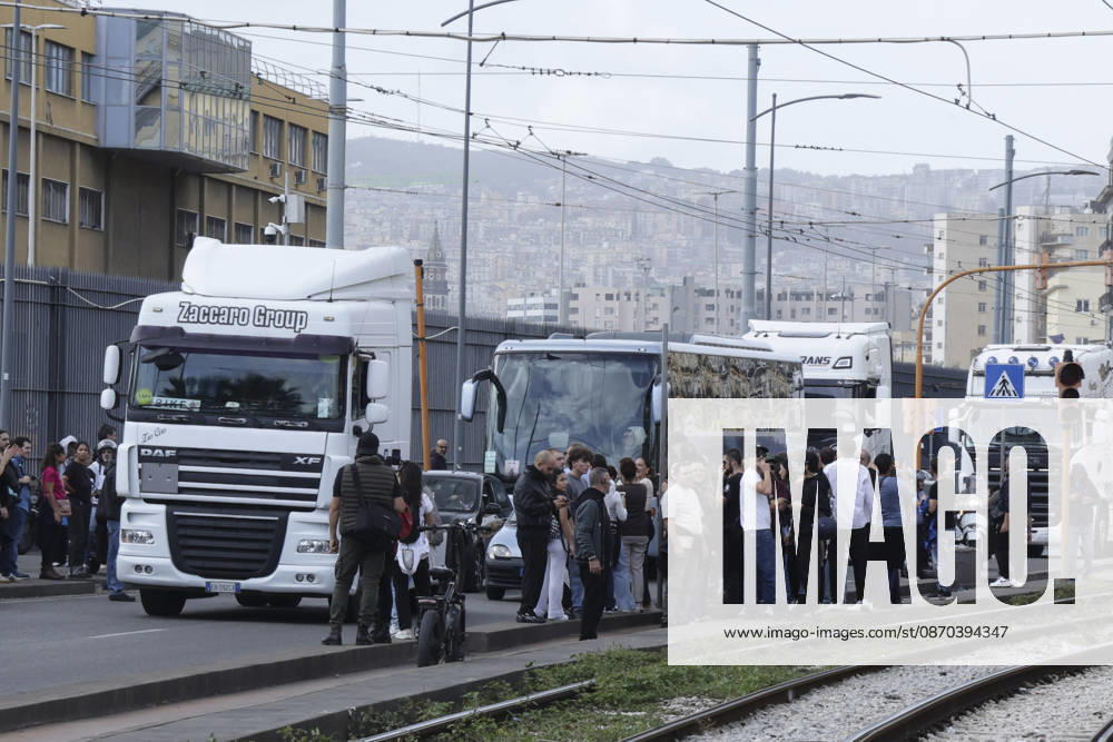 IPA90037875 - HGV drivers are participating in a slow-moving truck convoy through Naples as protests against rising fuel prices and operating costs continue. The vehicles, which had been stationed for days on Via Argine, moved toward the port before returning to their original position, causing major traffic disruptions. The blockade has also prevented fuel tankers from leaving the depot, contributing to shortages of gasoline and diesel at gas stations. Protesters explained their demands to passersby and expressed disappointment with the government’s recently introduced aid decree.