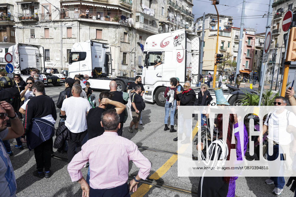 IPA90037615 - HGV drivers are participating in a slow-moving truck convoy through Naples as protests against rising fuel prices and operating costs continue. The vehicles, which had been stationed for days on Via Argine, moved toward the port before returning to their original position, causing major traffic disruptions. The blockade has also prevented fuel tankers from leaving the depot, contributing to shortages of gasoline and diesel at gas stations. Protesters explained their demands to passersby and expressed disappointment with the government’s recently introduced aid decree.