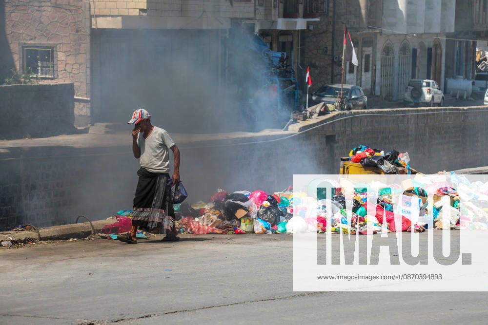 Streets of Taiz fill with waste as fuel supplies are cut off TAIZ, YEMEN - OCTOBER 22: Piles of garbage and waste accumulate are seen on streets in Taiz, Yemen on October 22, 2026. Waste collection activities have almost ground to a halt as Houthi forces launched a counter-offensive against government troops, besieging the strategically located city, blocking roads, and preventing fuel delivery to the region alongside ongoing security issues. Hamza Mustafa Anadolu Taiz Yemen. Editorial use only. Please get in touch for any other usage.