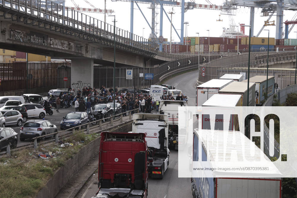 IPA90037885 - HGV drivers are taking part in a slow-moving truck convoy through Naples as protests against rising fuel prices and operating costs continue. The vehicles, which had been stationed for days on Via Argine, moved toward the port before returning to their original position, causing major traffic disruptions. The blockade has also prevented fuel tankers from leaving the depot, contributing to shortages of gasoline and diesel at gas stations. Protesters explained their demands to passersby and expressed disappointment with the government’s recently introduced aid decree.