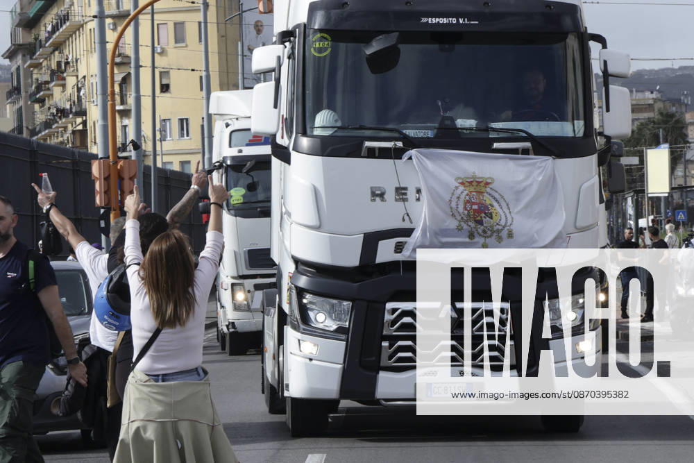 IPA90037886 - HGV drivers are participating in a slow-moving truck convoy through Naples as protests against rising fuel prices and operating costs continue. The vehicles, which had been stationed for days on Via Argine, moved toward the port before returning to their original position, causing major traffic disruptions. The blockade has also prevented fuel tankers from leaving the depot, contributing to shortages of gasoline and diesel at gas stations. Protesters explained their demands to passersby and expressed disappointment with the government’s recently introduced aid decree.