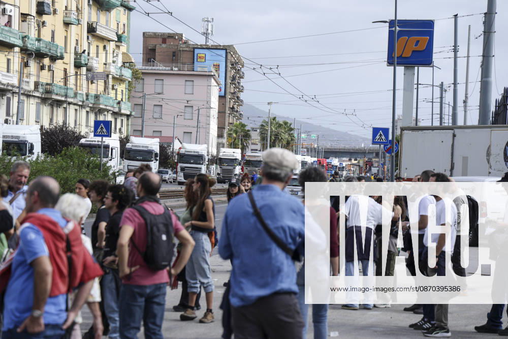 IPA90037890 - HGV drivers are participating in a slow-moving truck convoy through Naples as protests against rising fuel prices and operating costs continue. The vehicles, which had been stationed for days on Via Argine, moved toward the port before returning to their original position, causing major traffic disruptions. The blockade has also prevented fuel tankers from leaving the depot, contributing to shortages of gasoline and diesel at gas stations. Protesters explained their demands to passersby and expressed disappointment with the government’s recently introduced aid decree.