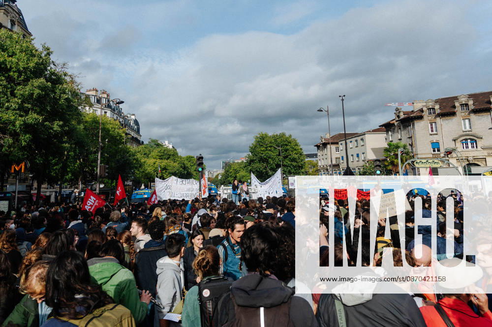 On Thursday, October 22, 2026, the high school and student protest planned in Paris, starting from the Pitià -Salpêtriere hospital (13th arrondissement), is finally being held as a static gathering. Banned on Wednesday by the Police Prefecture and then authorized by the administrative court, it saw a new prefectural decree cancel the march toward Place de la Bastille. Hundreds of protesters are gathered in front of the hospital, while several metro stations (Place d Italie, Austerlitz, Bastille) have remained closed since 10 a.m. - 22 10 2026 - France Paris Paris - JanxSchmidt-Whitley LexPictorium LePictorium_0344757