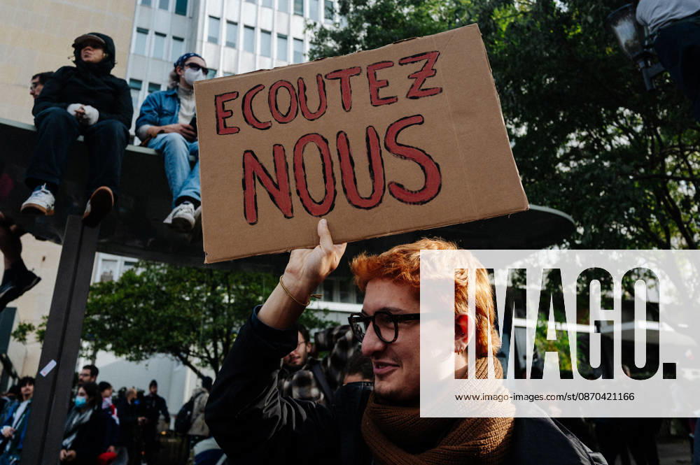 On Thursday, October 22, 2026, the high school and student protest planned in Paris, starting from the PitiÃ -SalpÃªtriere hospital (13th arrondissement), is finally being held as a static gathering. Banned on Wednesday by the Police Prefecture and then authorized by the administrative court, it saw a new prefectural decree cancel the march toward Place de la Bastille. Hundreds of protesters are gathered in front of the hospital, while several metro stations (Place d Italie, Austerlitz, Bastille) have remained closed since 10 a.m. - 22 10 2026 - France Paris Paris - JanxSchmidt-Whitley LexPictorium LePictorium_0344759