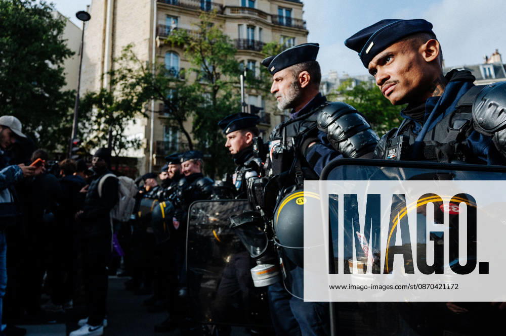 On Thursday, October 22, 2026, the high school and student protest planned in Paris, starting from the Pitià -Salpêtriere hospital (13th arrondissement), is finally being held as a static gathering. Banned on Wednesday by the Police Prefecture and then authorized by the administrative court, it saw a new prefectural decree cancel the march toward Place de la Bastille. Hundreds of protesters are gathered in front of the hospital, while several metro stations (Place d Italie, Austerlitz, Bastille) have remained closed since 10 a.m. - 22 10 2026 - France Paris Paris - JanxSchmidt-Whitley LexPictorium LePictorium_0344762