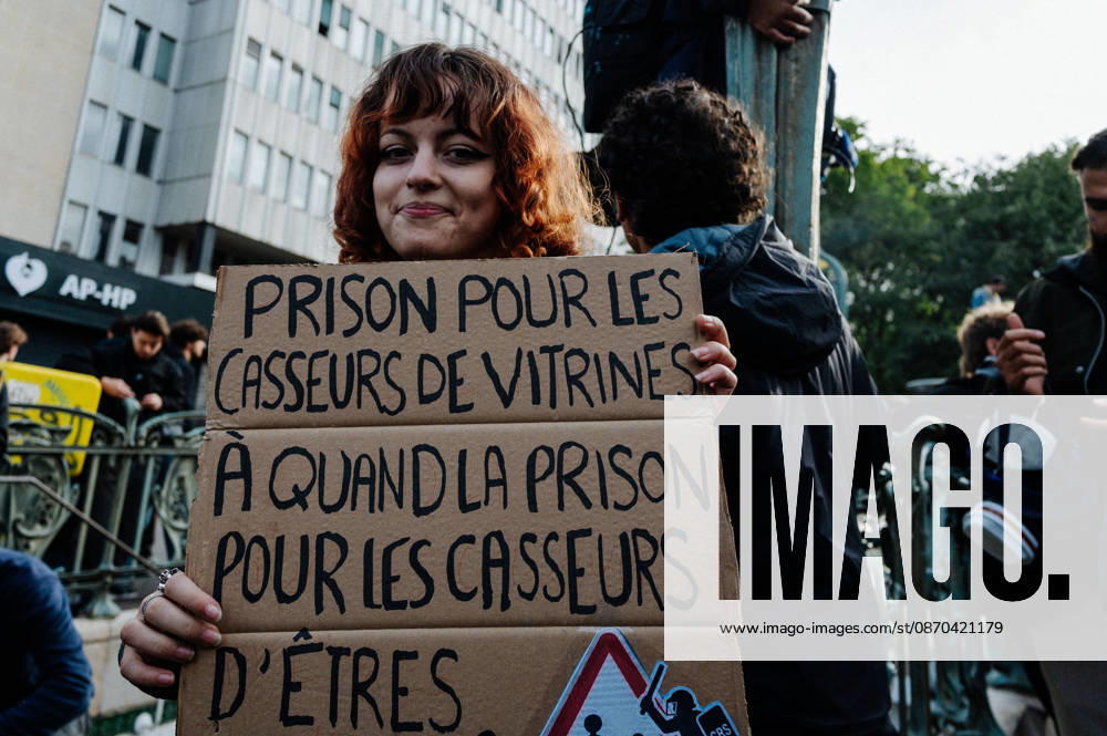 On Thursday, October 22, 2026, the high school and student protest planned in Paris, starting from the Pitià -Salpêtriere hospital (13th arrondissement), is finally being held as a static gathering. Banned on Wednesday by the Police Prefecture and then authorized by the administrative court, it saw a new prefectural decree cancel the march toward Place de la Bastille. Hundreds of protesters are gathered in front of the hospital, while several metro stations (Place d Italie, Austerlitz, Bastille) have remained closed since 10 a.m. - 22 10 2026 - France Paris Paris - JanxSchmidt-Whitley LexPictorium LePictorium_0344765