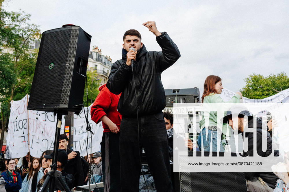 On Thursday, October 22, 2026, the high school and student protest planned in Paris, starting from the Pitià -Salpêtriere hospital (13th arrondissement), is finally being held as a static gathering. Banned on Wednesday by the Police Prefecture and then authorized by the administrative court, it saw a new prefectural decree cancel the march toward Place de la Bastille. Hundreds of protesters are gathered in front of the hospital, while several metro stations (Place d Italie, Austerlitz, Bastille) have remained closed since 10 a.m. - 22 10 2026 - France Paris Paris - JanxSchmidt-Whitley LexPictorium LePictorium_0344769