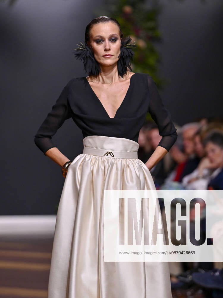 A model walks the runway during the RAFAEL URQUIZAR fashion show, as part of Atelier Couture, held at the Fabrica de Tapices, on october 20, 2026, in Madrid, Spain. Madrid Spain - ZUMAc312 20261022_zsp_c312_020