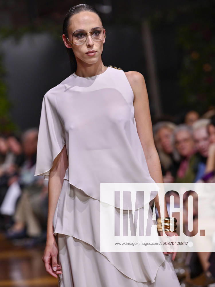 A model walks the runway during the RAFAEL URQUIZAR fashion show, as part of Atelier Couture, held at the Fabrica de Tapices, on october 20, 2026, in Madrid, Spain. Madrid Spain - ZUMAc312 20261022_zsp_c312_025