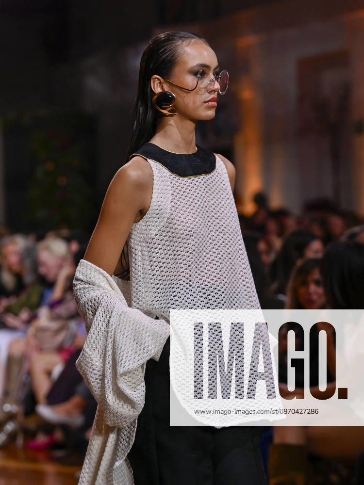 A model walks the runway during the RAFAEL URQUIZAR fashion show, as part of Atelier Couture, held at the Fabrica de Tapices, on october 20, 2026, in Madrid, Spain. Madrid Spain - ZUMAc312 20261022_zsp_c312_041