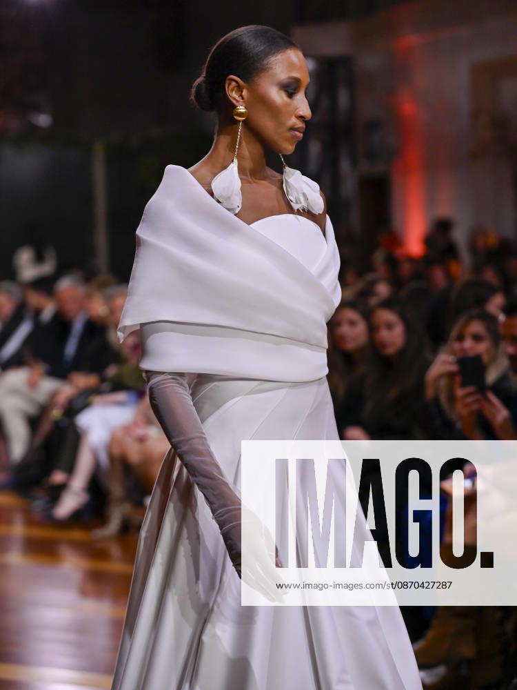 A model walks the runway during the RAFAEL URQUIZAR fashion show, as part of Atelier Couture, held at the Fabrica de Tapices, on october 20, 2026, in Madrid, Spain. Madrid Spain - ZUMAc312 20261022_zsp_c312_042