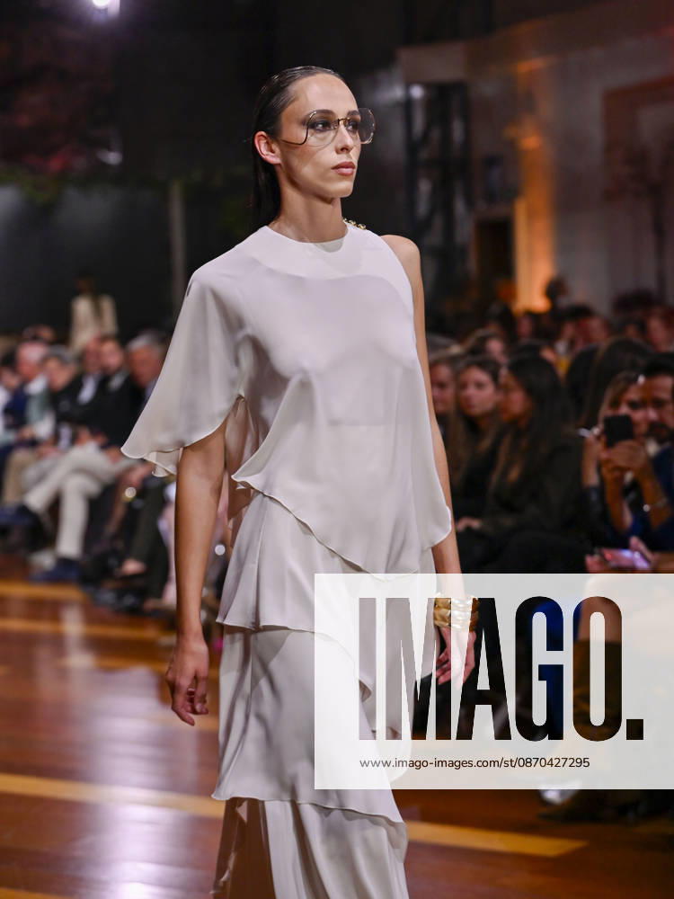 A model walks the runway during the RAFAEL URQUIZAR fashion show, as part of Atelier Couture, held at the Fabrica de Tapices, on october 20, 2026, in Madrid, Spain. Madrid Spain - ZUMAc312 20261022_zsp_c312_048
