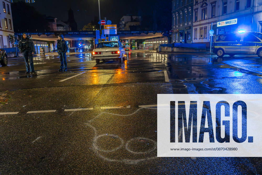 Fußgänger nach Zusammenstoß mit Mercedes lebensbedrohlich verletzt Am 22.10.2026 kam es gegen 19.10 Uhr an der Kreuzung Waldstraße Bismarckstraße in der Offenbacher Innenstadt zu einem schweren Verkehrsunfall. Ein 22-Jähriger war mit einem weißen Mercedes auf der Waldstraße in Richtung Spessartring unterwegs, als er mit einem 64-jährigen Fußgänger zusammenstieß. Der Mann wurde durch den Aufprall auf die Fahrbahn geschleudert und erlitt lebensbedrohliche Verletzungen. Rettungskräfte brachten ihn in kritischem Zustand in ein Krankenhaus, wo er intensivmedizinisch behandelt wurde. Die Polizei zog zur Rekonstruktion des Unfallgeschehens einen Sachverständigen hinzu und untersuchte unter anderem die gefahrene Geschwindigkeit sowie