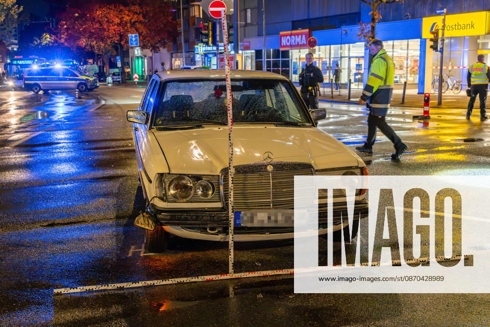 Fußgänger nach Zusammenstoß mit Mercedes lebensbedrohlich verletzt Am 22.10.2026 kam es gegen 19.10 Uhr an der Kreuzung Waldstraße Bismarckstraße in der Offenbacher Innenstadt zu einem schweren Verkehrsunfall. Ein 22-Jähriger war mit einem weißen Mercedes auf der Waldstraße in Richtung Spessartring unterwegs, als er mit einem 64-jährigen Fußgänger zusammenstieß. Der Mann wurde durch den Aufprall auf die Fahrbahn geschleudert und erlitt lebensbedrohliche Verletzungen. Rettungskräfte brachten ihn in kritischem Zustand in ein Krankenhaus, wo er intensivmedizinisch behandelt wurde. Die Polizei zog zur Rekonstruktion des Unfallgeschehens einen Sachverständigen hinzu und untersuchte unter anderem die gefahrene Geschwindigkeit sowie