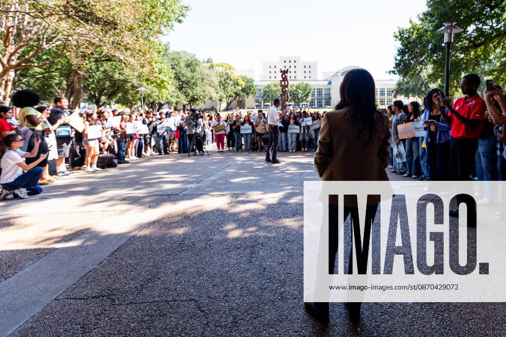 Former U.S. Rep. Beto O Rourke addresses the crowd ahead of Gina Hinojosa s remarks during an early voting rally at the University of Houston. Houston USA - ZUMAh306 20261022_zsp_h306_001