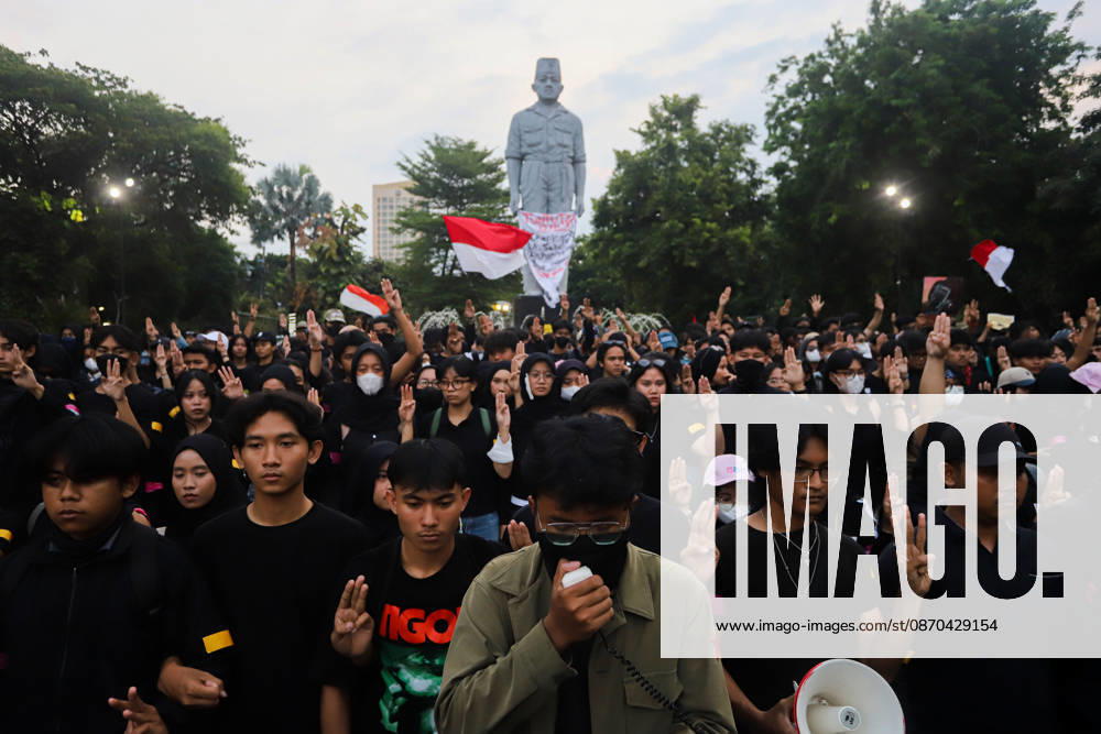 Protesters gather in front of the Gedung Negara Grahadi in Surabaya, East Java, Indonesia, on October 22, 2026, to demand accountability from the central and regional governments. Students voice demands including upholding civil supremacy, ending military involvement in the civil sphere, canceling the Free Nutritious Meal (MBG) program and the Red and White Village Cooperatives, and restoring the 20 percent education budget allocation as mandated by the constitution. They also request that forest and land fires (karhutla) be designated a national disaster and call for Prabowo Subianto and Gibran Rakabuming Raka to step down from their positions as President and Vice President. Surabaya Indo - ZUMAp290 20261022_zip_p290_014