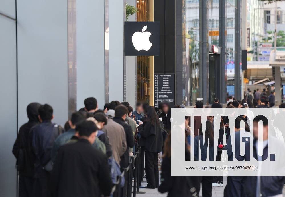 Apple s 1st foldable iPhone model on sale Apple s 1st foldable iPhone model on sale Shoppers line up for the launch of Apple Inc. s first foldable iPhone model, called Duo, at an Apple outlet in Seoul on Oct. 23, 2026. (Yonhap) 2026-10-23 08:27:21 <Copyright ¨Ï 1980-2026 YONHAPNEWS AGENCY. .> ¼¿ïƯº°½Ã