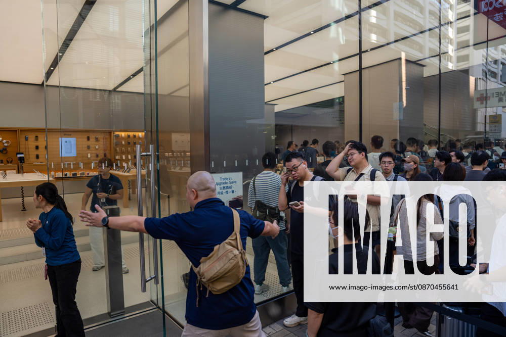 First Day on sale of IPhone Duo in Hong Kong Apple employees welcoming customers picking up their iPhone Duo at an Apple Store on October 22, 2026 in Hong Kong. The iPhone DUO is Apple INC.s first foldable phone, today is the first day the new iPhone DUO is available to the public. (Photo by Vernon Yuen Nexpher Images) HONG KONG HONG KONG