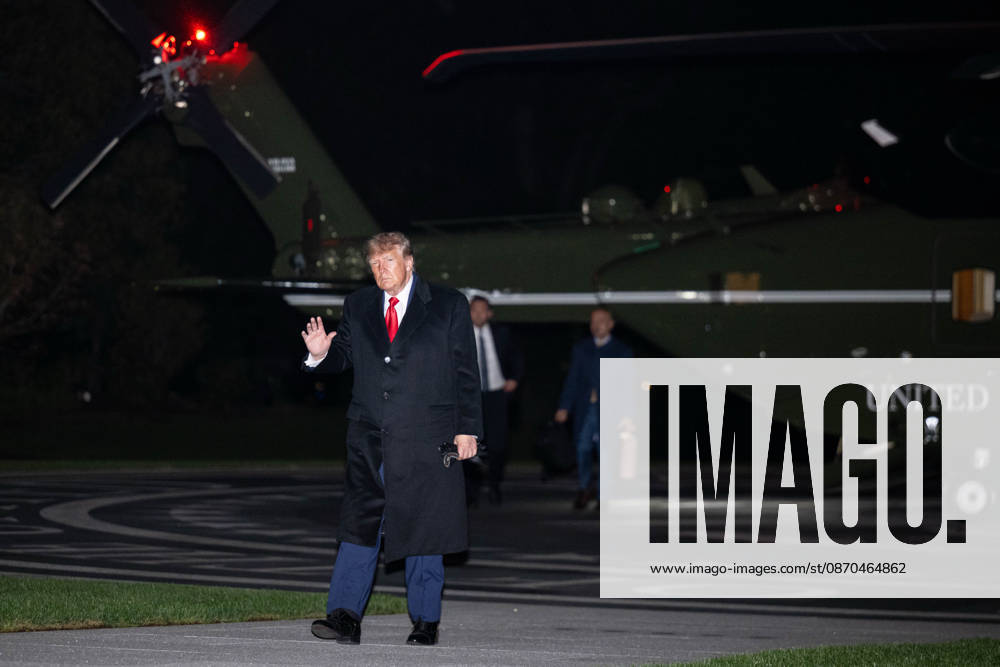 President DONALD TRUMP arrives back at the White House following a campaign rally in Sioux City, Iowa. Washington United States - ZUMAk206 20261023_znp_k206_001