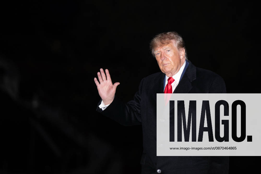 President DONALD TRUMP arrives back at the White House following a campaign rally in Sioux City, Iowa. Washington United States - ZUMAk206 20261023_znp_k206_002