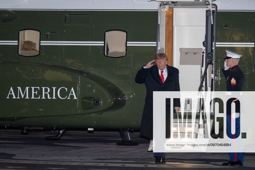 President DONALD TRUMP arrives back at the White House following a campaign rally in Sioux City, Iowa. Washington United States - ZUMAk206 20261023_znp_k206_004