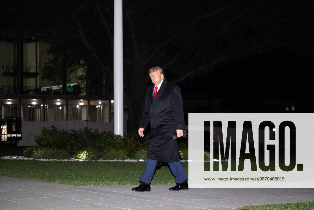 President DONALD TRUMP arrives back at the White House following a campaign rally in Sioux City, Iowa. Washington United States - ZUMAk206 20261023_znp_k206_009