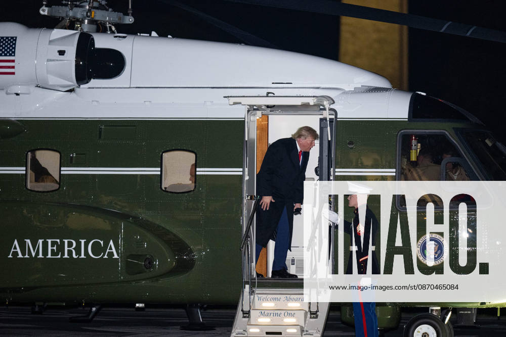 President DONALD TRUMP arrives back at the White House following a campaign rally in Sioux City, Iowa. Washington United States - ZUMAk206 20261023_znp_k206_011