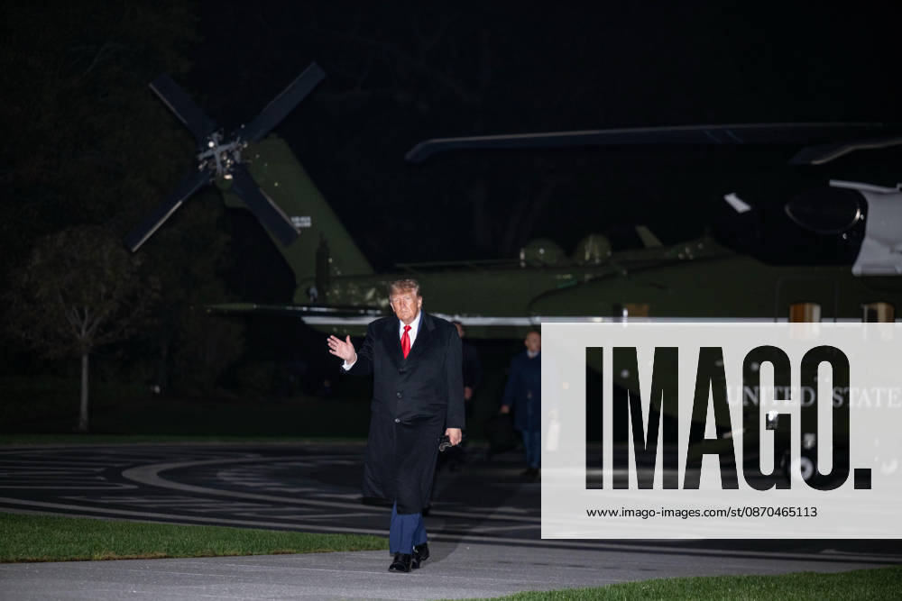 President DONALD TRUMP arrives back at the White House following a campaign rally in Sioux City, Iowa. Washington United States - ZUMAk206 20261023_znp_k206_012