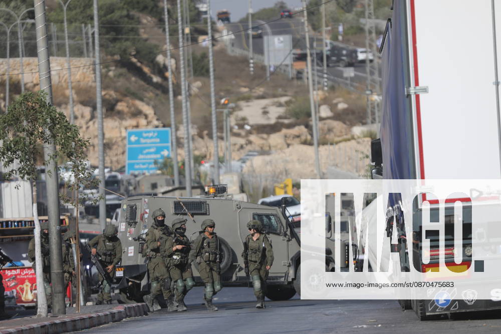 Israeli forces kill two Palestinians in Farsh Al Hawa area of Hebron HEBRON, WEST BANK, PALESTINE - OCTOBER 23: Israeli forces stand guard in the Farsh Al Hawa area at the northern entrance to Hebron after Israeli soldiers shot and killed two Palestinians alleging they had launched an attack targeting Israelis in the vicinity before sealing off the area with military security cordons in West Bank, Palestine on October 23, 2026. Mamoun Wazwaz Anadolu Hebron West Bank. Editorial use only. Please get in touch for any other usage.