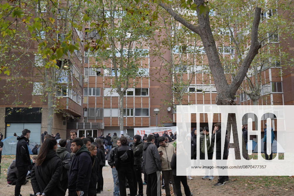 The Gasteiz Housing Union is organizing a rally to protest the eviction of a family with six minor children. Several people at a rally to try to prevent an eviction, on October 23, 2026, in Vitoria-Gasteiz, Álava, Basque Country, Spain. The Gasteiz Housing Union has organized a rally to try to prevent the eviction of a family with six minor children; the reason for the eviction is the expiration of the rental agreement for the home after years of residence, amid the housing crisis and without the family having been provided with alternative housing by the authorities. OCTOBER 23, 2026 In Vitoria Gasteiz, Álava, Basque Country Vitoria Gasteiz, Álava, Basque Country Spain